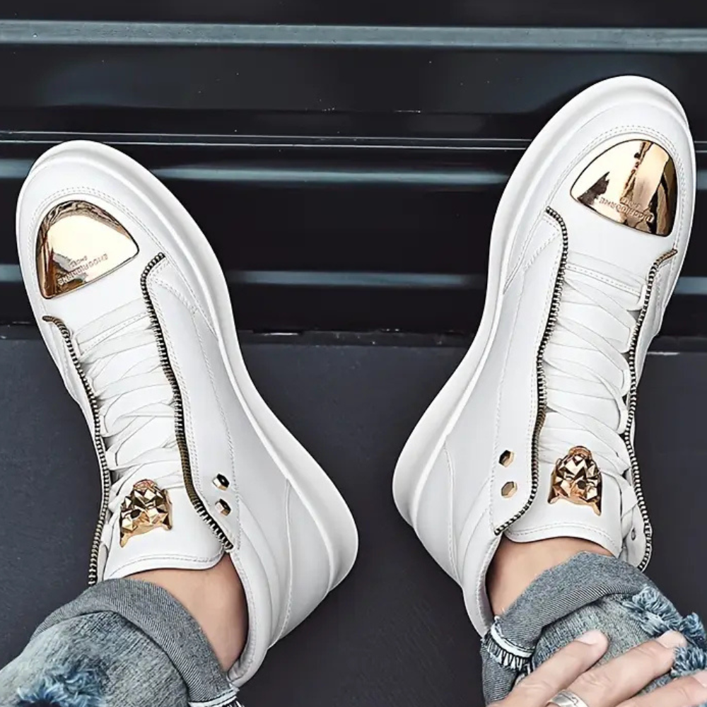 Lace-up men's high-top shoes, boasting a standout metallic toe. Essential streetwear sneakers for daily wear.