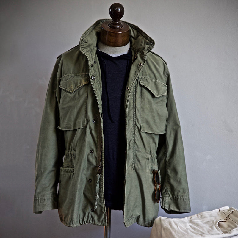 Casual men's hooded field jacket with multiple pockets, a versatile piece for autumn and winter.
