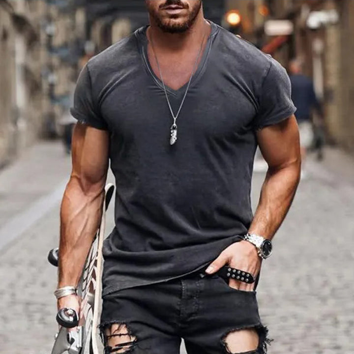 Casual men's basic tee, lightweight and comfortable, short sleeve, ideal for summer everyday wear.