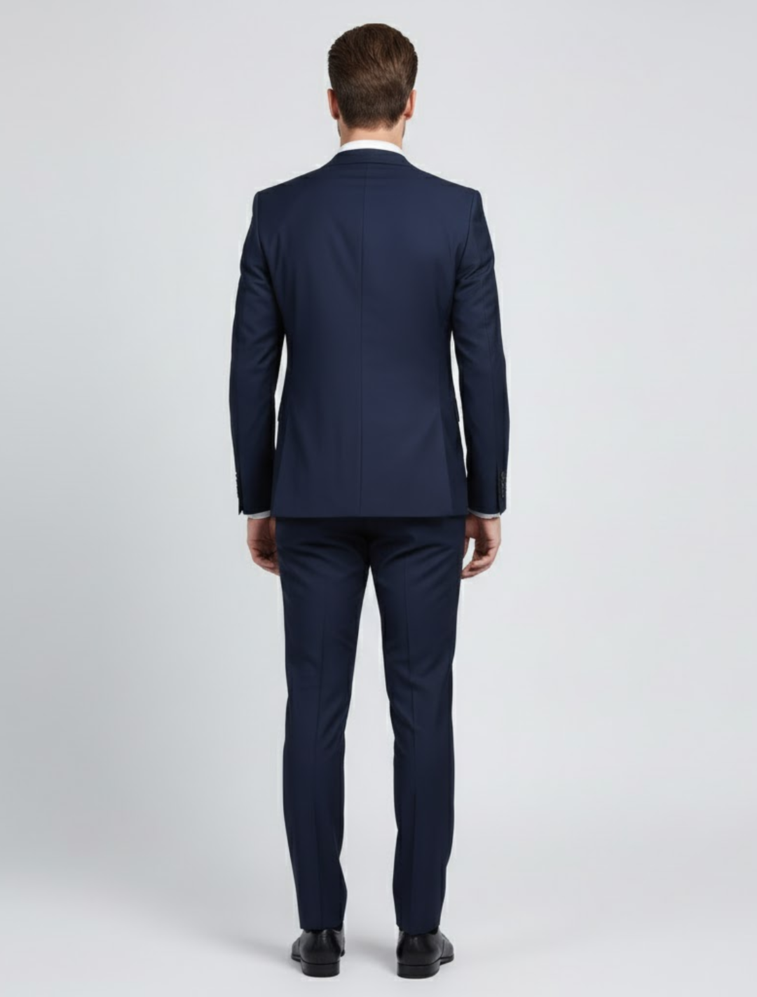 Elegant men's tailored two-piece suit, modern fit, ideal for spring fashion, with jacket and trousers.