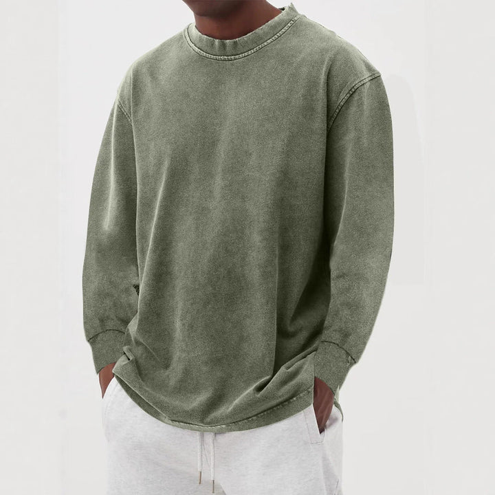 Versatile men's oversized crewneck sweater, great for casual wear, everyday comfort, and winter style.