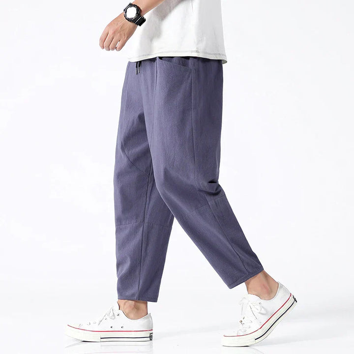 Men's relaxed fit ankle-length casual pants in light fabric, perfect for summer comfort and everyday wear.