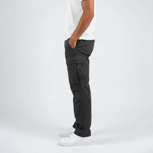 Men's relaxed fit black cargo pants with large side pockets, perfect for streetwear style.