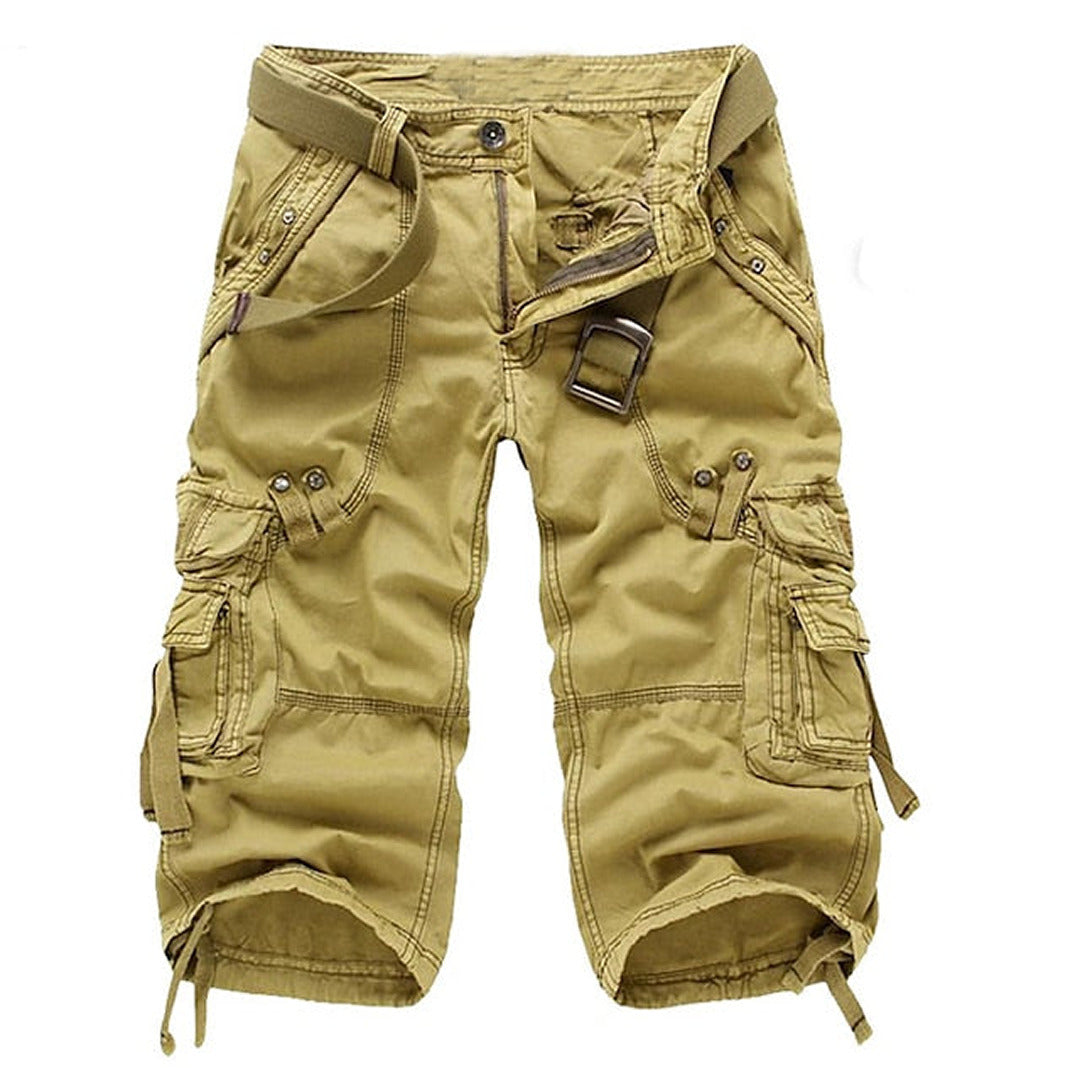 Comfortable men's multi-pocket cargo capri shorts, ideal for summer outdoor adventures.