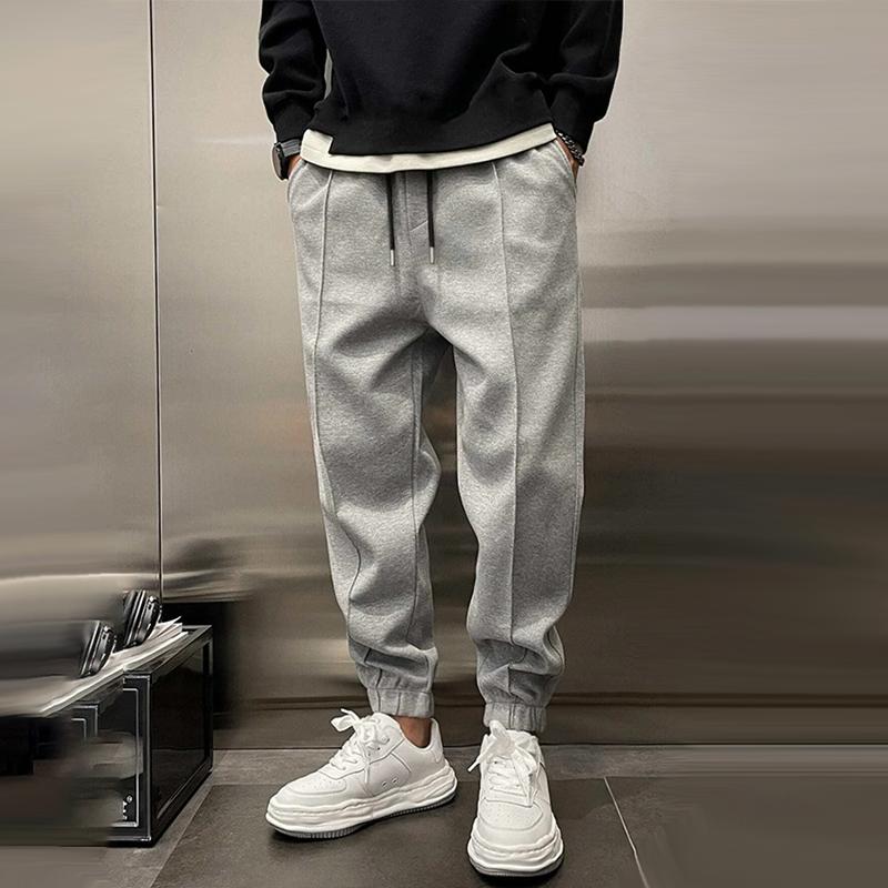 Men's relaxed fit casual trousers in black, front view, perfect for streetwear and comfort