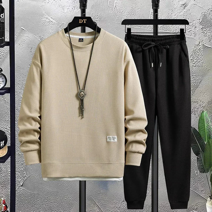 Sporty men's tracksuit featuring a relaxed pullover and comfortable joggers. Ideal for daily activewear.