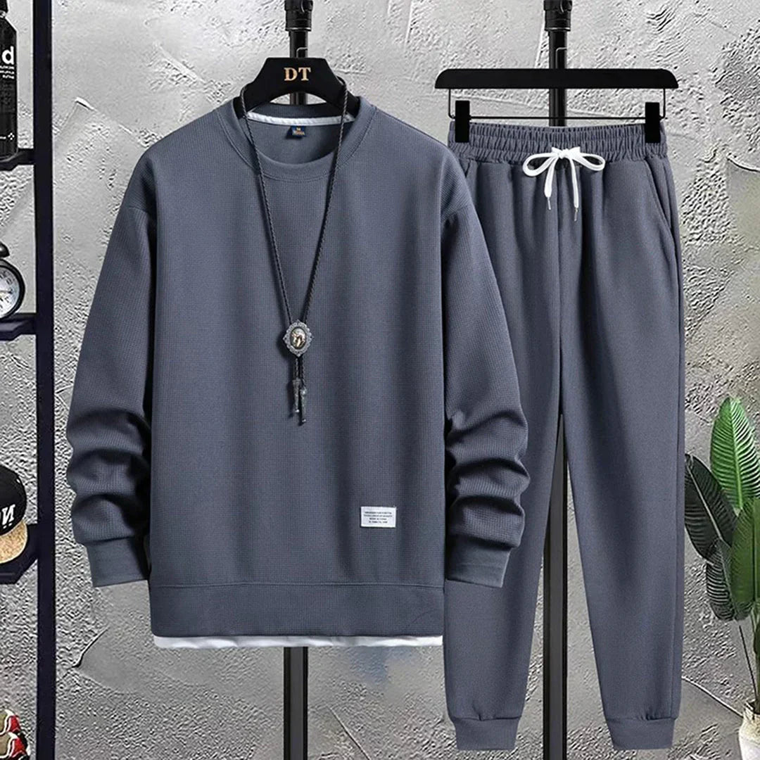 Versatile men's athletic tracksuit. Relaxed fit set suitable for casual wear, workouts, or lounging.