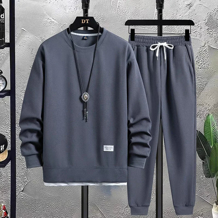 Versatile men's athletic tracksuit. Relaxed fit set suitable for casual wear, workouts, or lounging.
