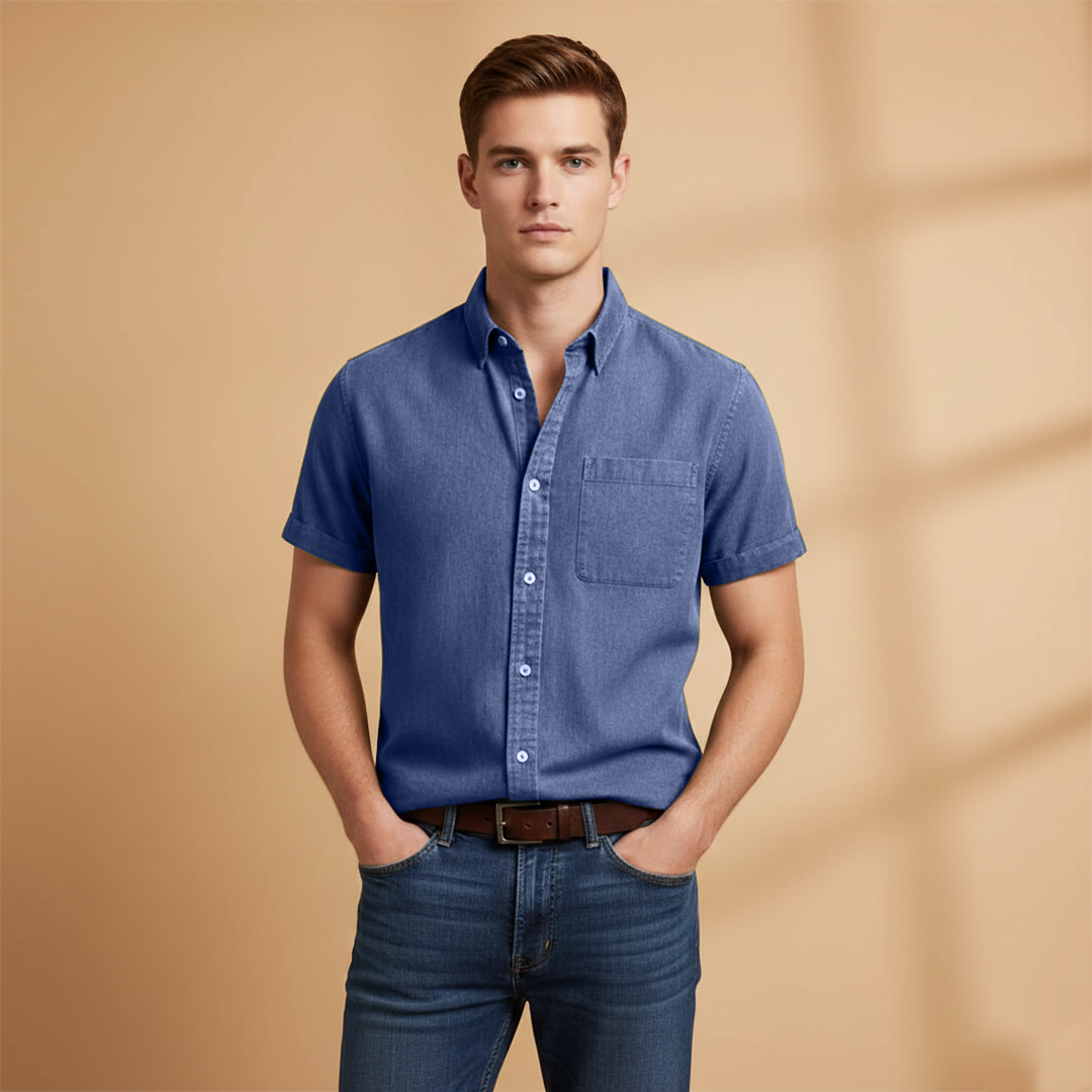 Smart casual men's short-sleeve button-up shirt, slim fit and a chest pocket for spring wear.
