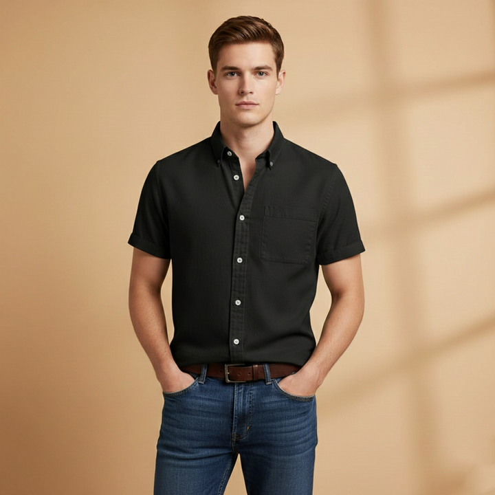 Slim fit men's button-up shirt, short sleeves and chest pocket, an essential for casual style.
