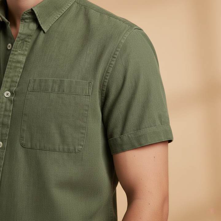 Modern men's slim fit short-sleeve button-up shirt, featuring a practical chest pocket.