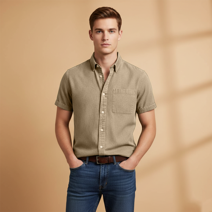 Cool men's short-sleeve button-up for summer, with a chest pocket for casual outfits.