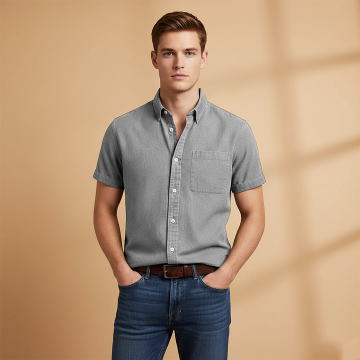 Men's spring wear: casual short-sleeve button-up shirt with a chest pocket & slim fit.