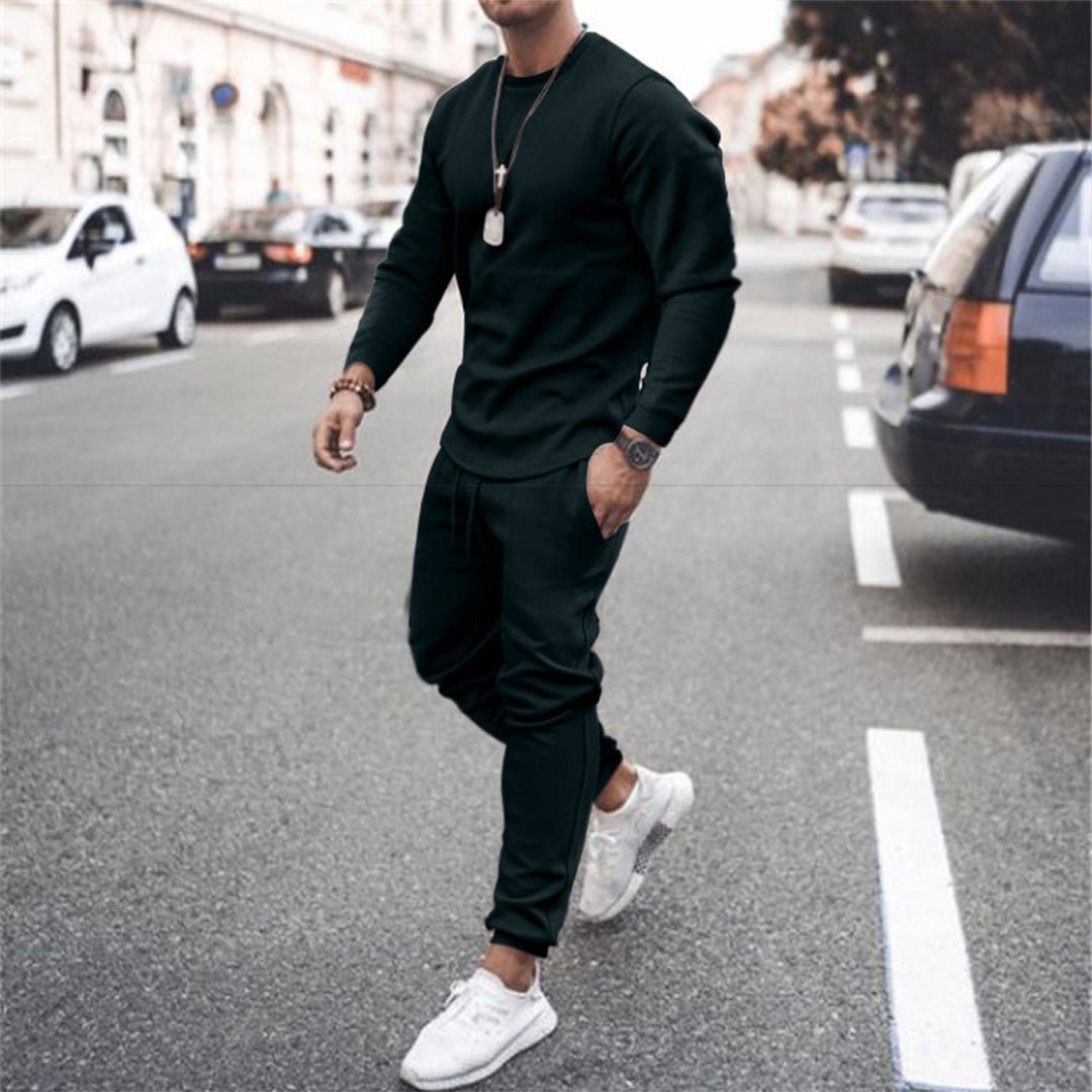 Modern men's slim fit tracksuit for streetwear style & everyday comfort. A fashionable sports set.
