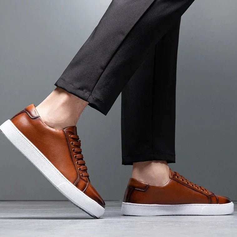 Adaptable men's low-top trainers. Smart casual lace-up sneakers for versatile everyday wear.