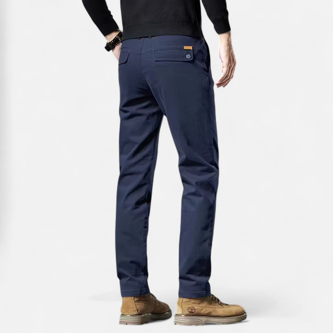Refined men's fashion: straight-leg tailored pants for a sophisticated and classic style.