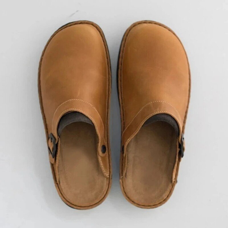 Black men's slip-on clogs, ideal for casual everyday comfort. Stylish and lightweight easy-wear sandals.