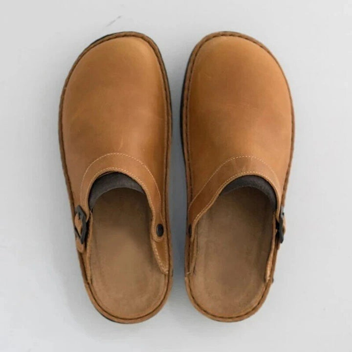 Black men's slip-on clogs, ideal for casual everyday comfort. Stylish and lightweight easy-wear sandals.