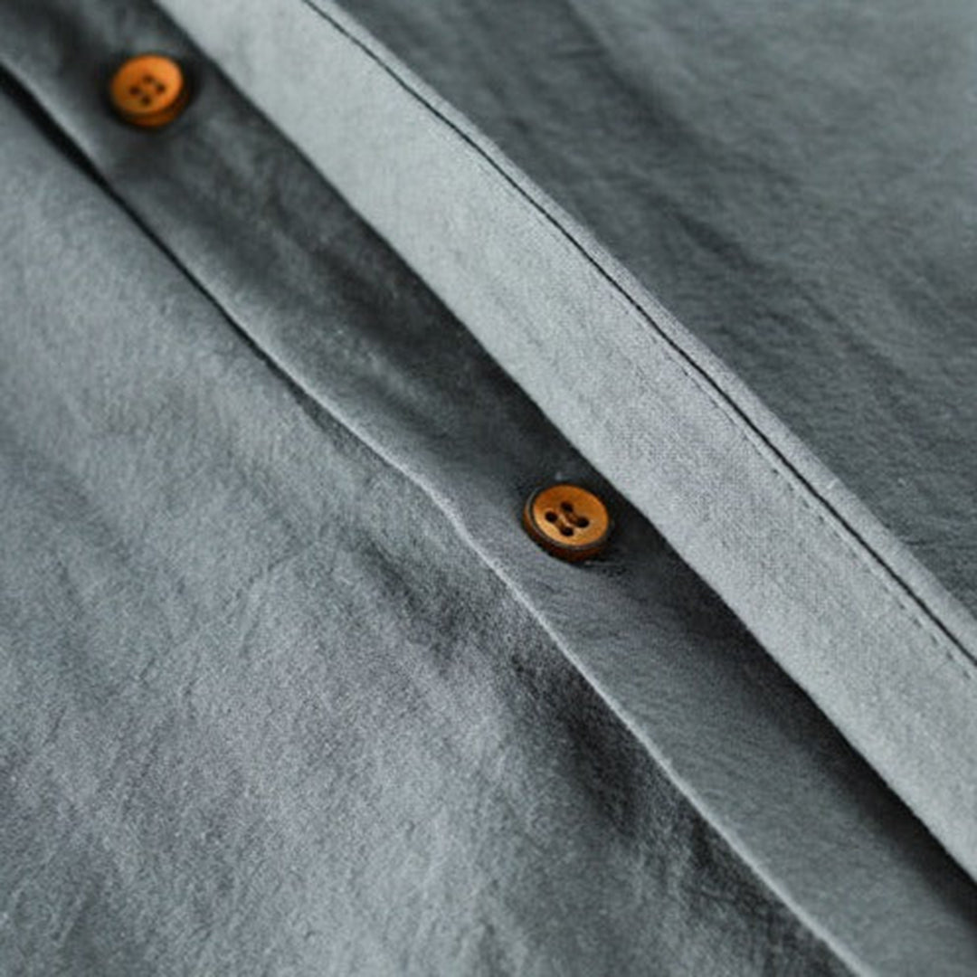 Comfortable men's long sleeve casual shirt for everyday fashion. Stylish button-down for versatile smart casual looks.