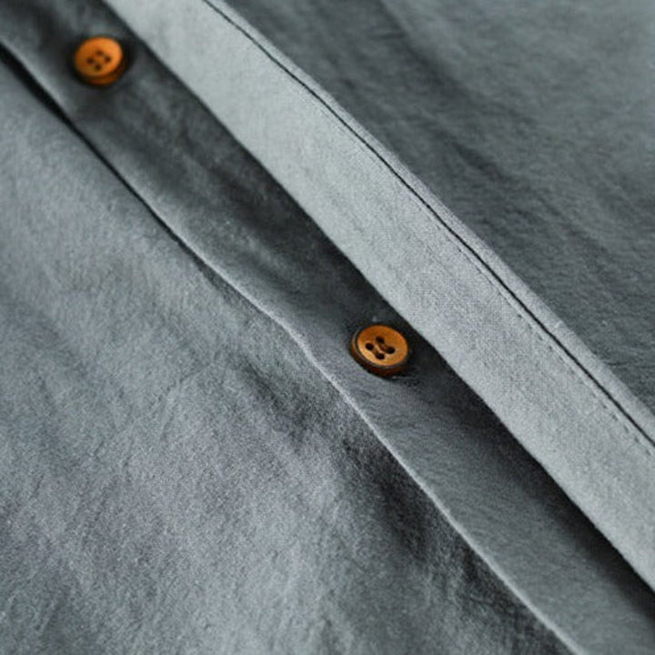 Comfortable men's long sleeve casual shirt for everyday fashion. Stylish button-down for versatile smart casual looks.