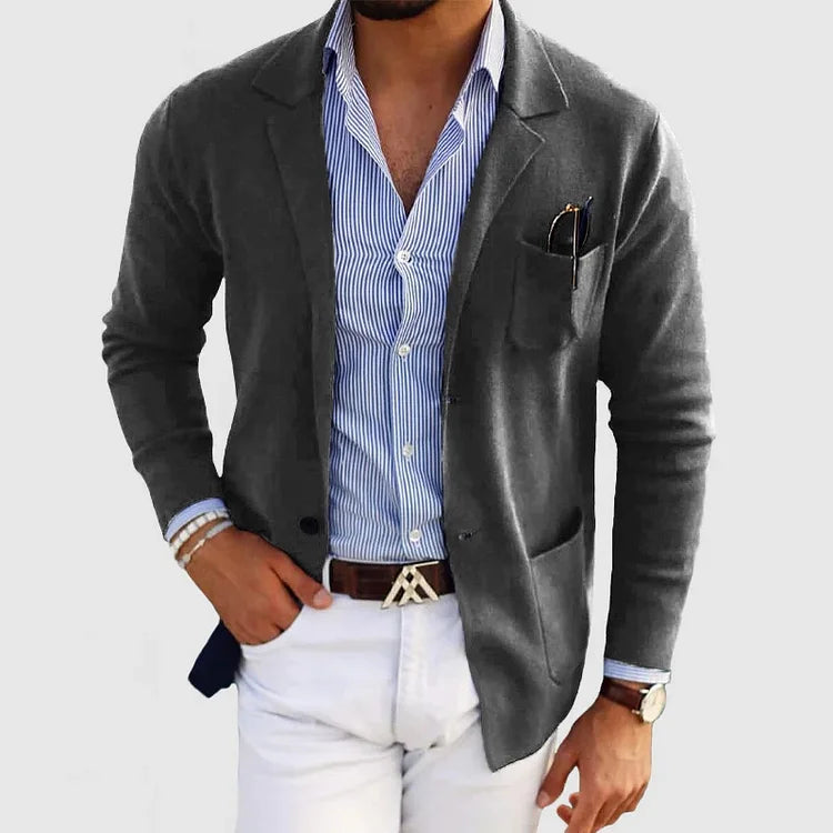 Fashionable men's tailored blazer with casual flap pockets, ideal for a modern smart casual & business casual outfit.
