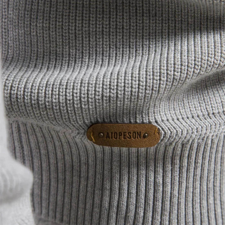 Comfortable men's soft grey sweater. Versatile long-sleeve pullover for stylish and relaxed casual wear.