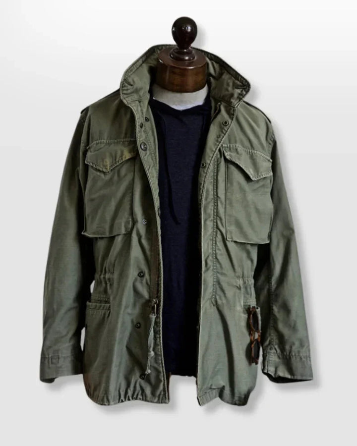 Stylish men's casual field jacket, perfect for outdoor activities, featuring long sleeves and practical utility pockets.