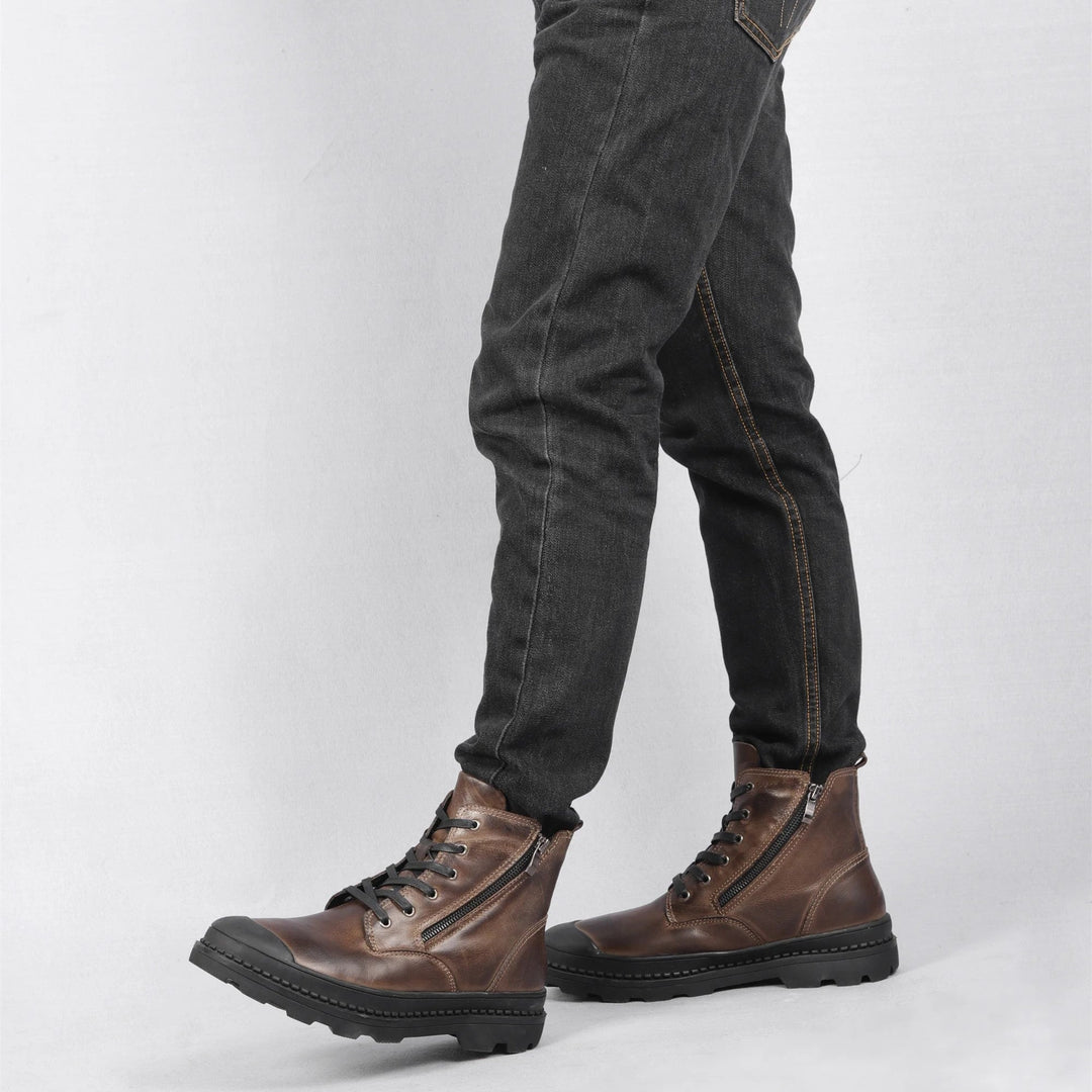 Comfortable men's winter boots. Vintage style with practical lace and zip closure for easy wear. Sturdy design.