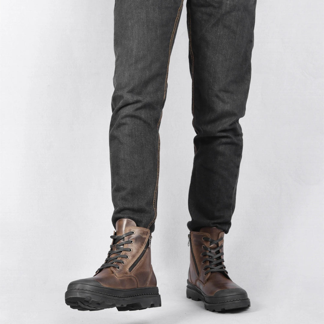 Warm men's rugged winter boots in vintage leather. Features strong laces and a convenient side zip closure.