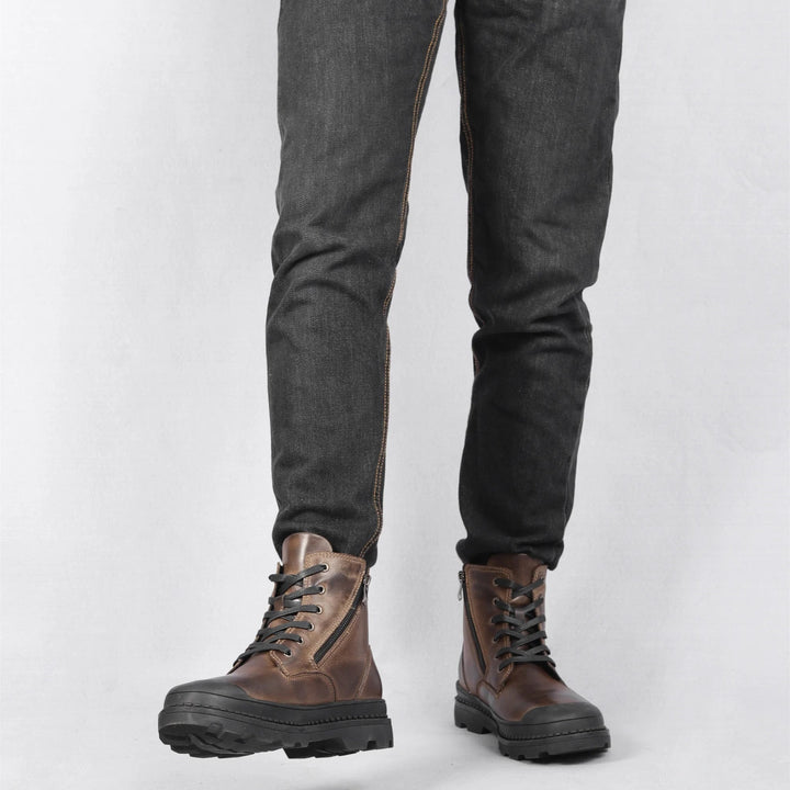 Warm men's rugged winter boots in vintage leather. Features strong laces and a convenient side zip closure.