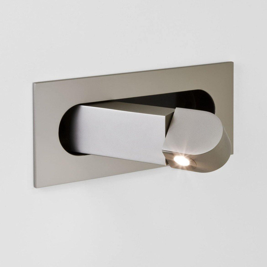 Flexible LED wall lamp, modern design, great for focused task lighting.