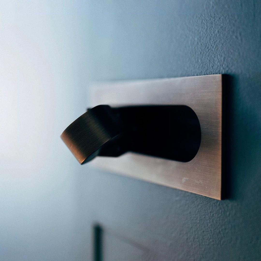 Cool light modern LED wall lamp, flexible for precise task lighting.