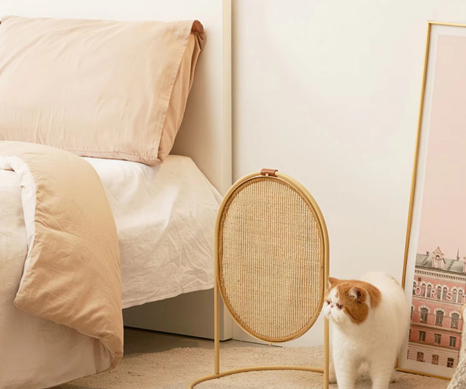 Chic cat scratch post & toy, perfect for playtime & feline claw maintenance. Blends with modern home decor.