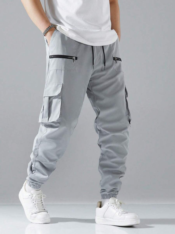 Complete streetstyle outfit featuring versatile men's urban cargo pants with secure pockets.