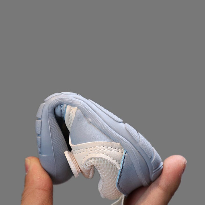 Unisex baby barefoot shoes in a flexible design, perfect for healthy foot development during early walking stages.