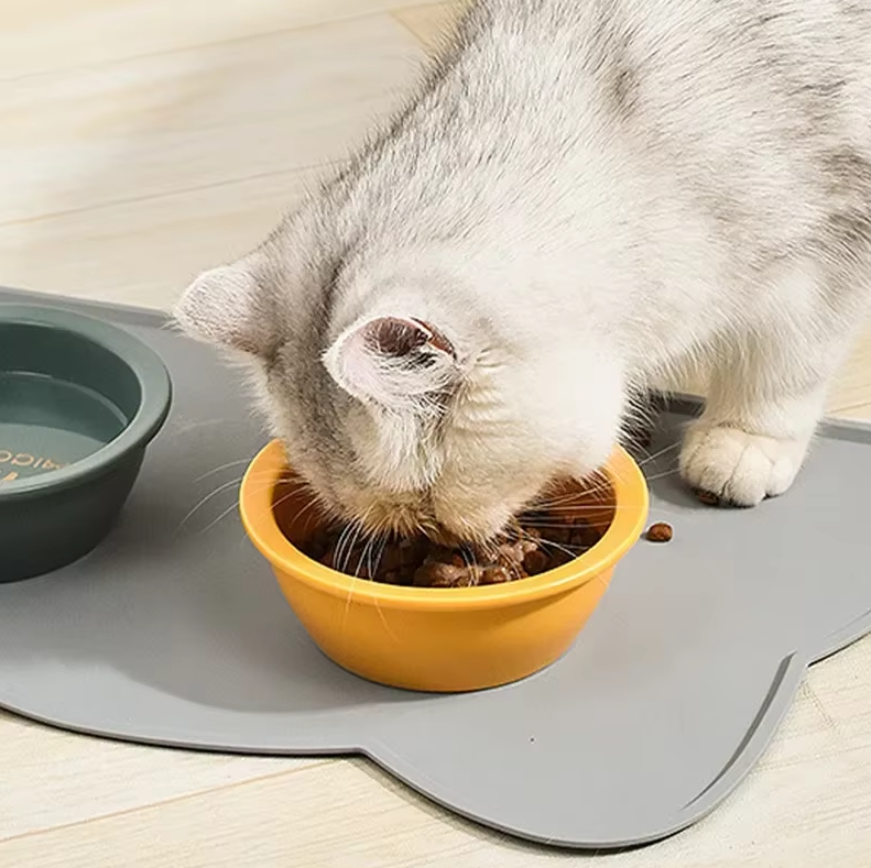 Essential pet care item: non-slip cat bowl mat, easy-clean silicone protects floors from spills.