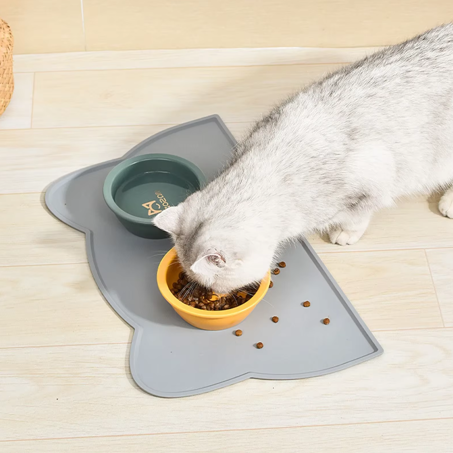 Easy-clean, non-slip silicone mat designed for cat food and water bowls, keeps floors tidy.