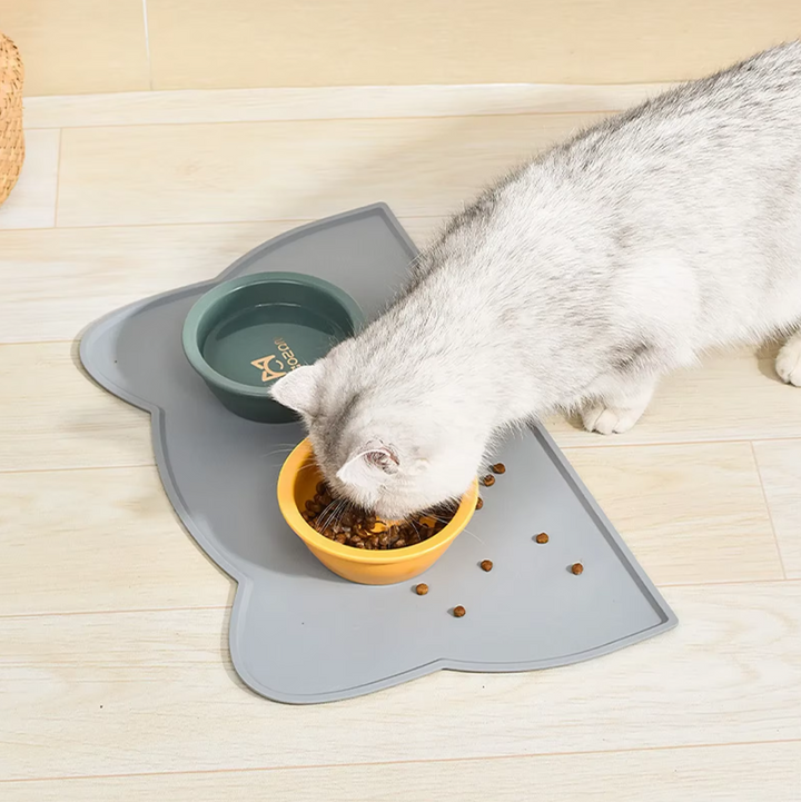 Easy-clean, non-slip silicone mat designed for cat food and water bowls, keeps floors tidy.