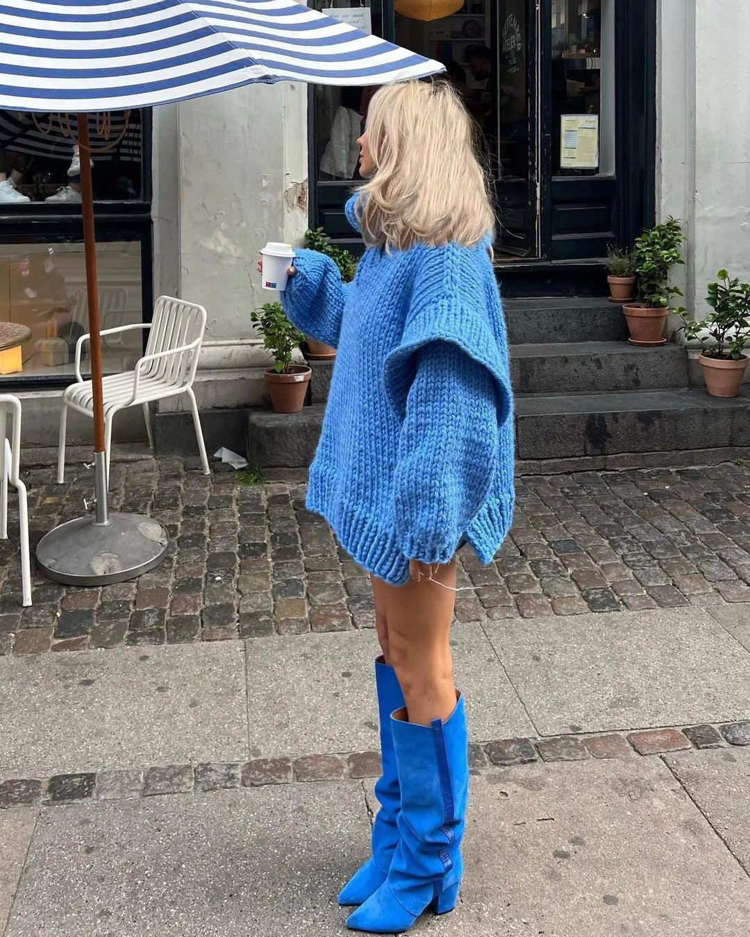 Stylish women's oversized mini dress with long sleeves, great for everyday street style.