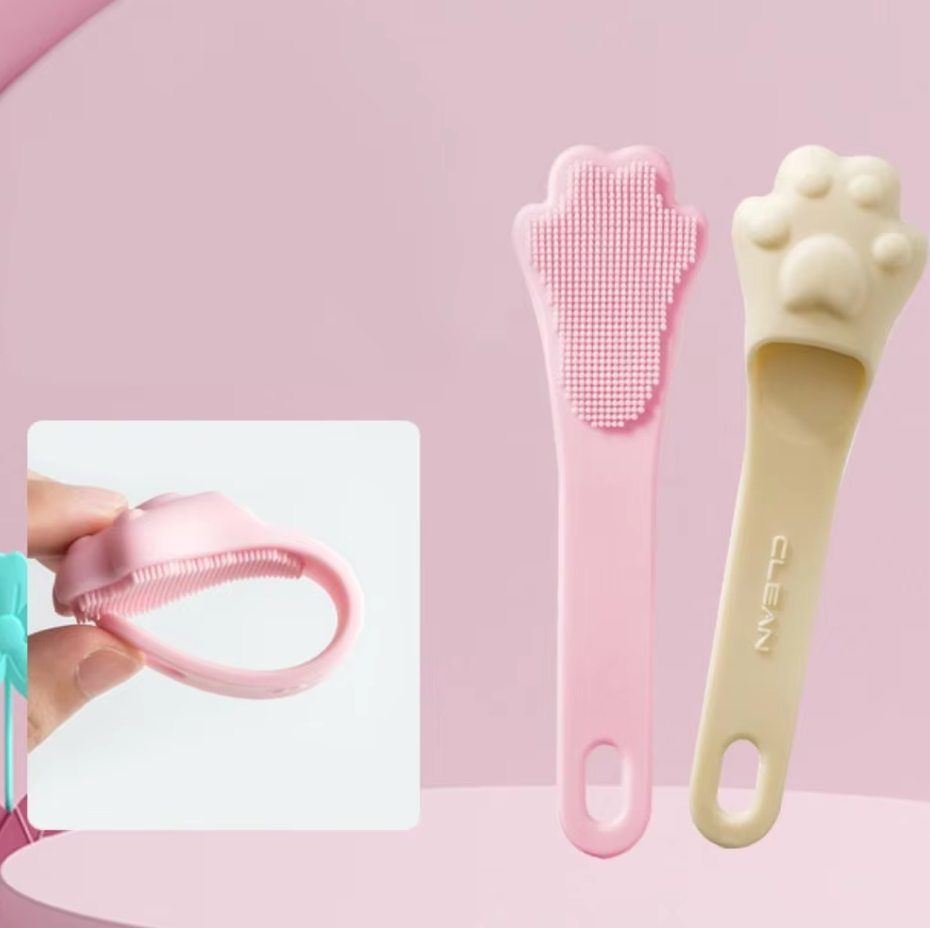 Give your dog fresh breath with this paw design tongue scraper. Daily dental care for pets.