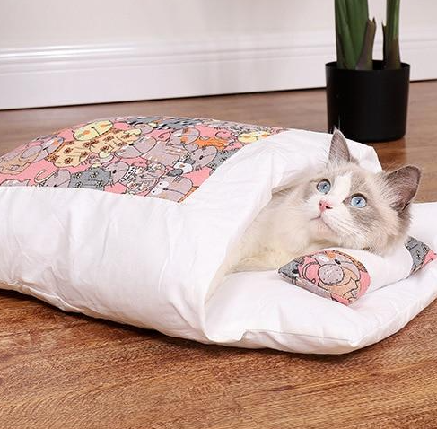 Luxurious plush cat bed & cozy sleeping bag, designed for ultimate feline comfort.