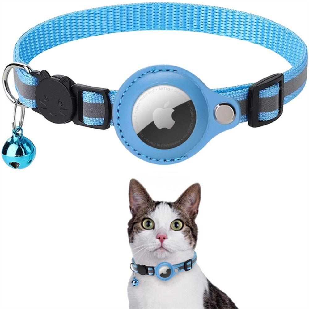 Quick-release reflective cat collar, black nylon, with a dedicated pocket for a GPS tracker.