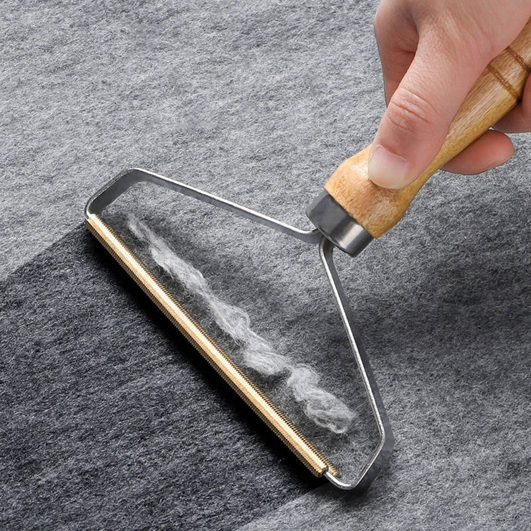 Unisex manual lint & pet hair remover; effective fabric care tool for clothing, furniture & textiles. Easy to use.