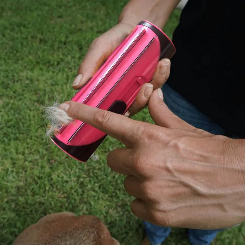 Pet care essential: Self-cleaning grooming roller for dogs & cats. Makes fur removal easy.