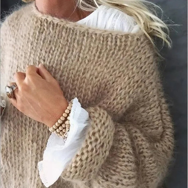 Cozy women's oversized sweater, a soft pullover for elegant and versatile everyday wear.