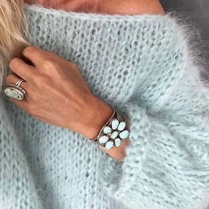 Stylish women's oversized pullover sweater with a soft texture, ideal for relaxed autumn fashion.