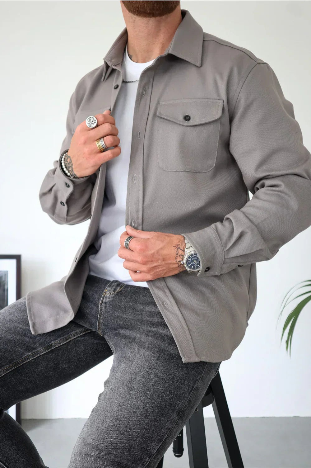 Stylish men's casual overshirt, perfect for versatile layering and everyday comfort.