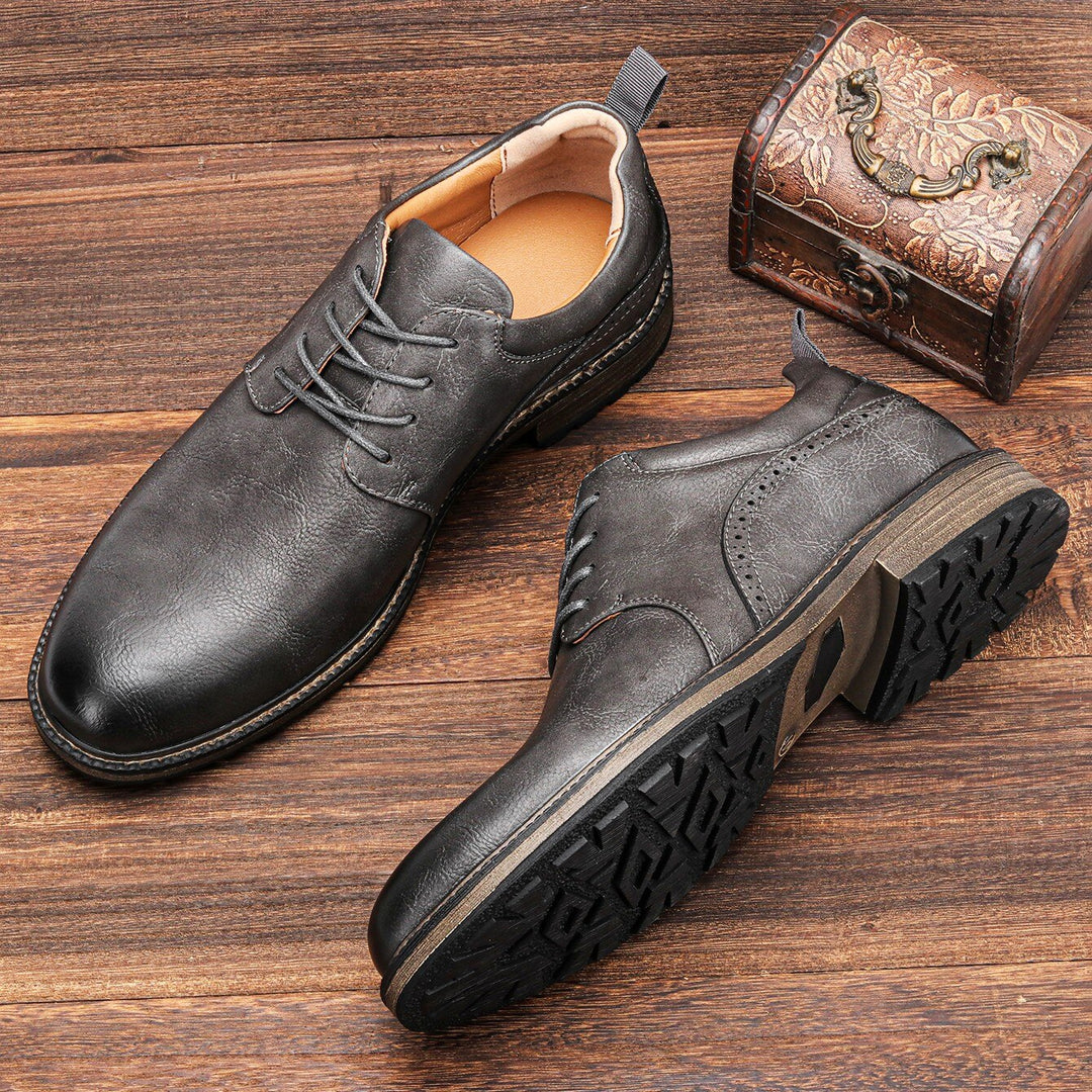 Comfortable men's dark grey booties featuring a non-slip grip sole, perfect for stylish everyday footwear.