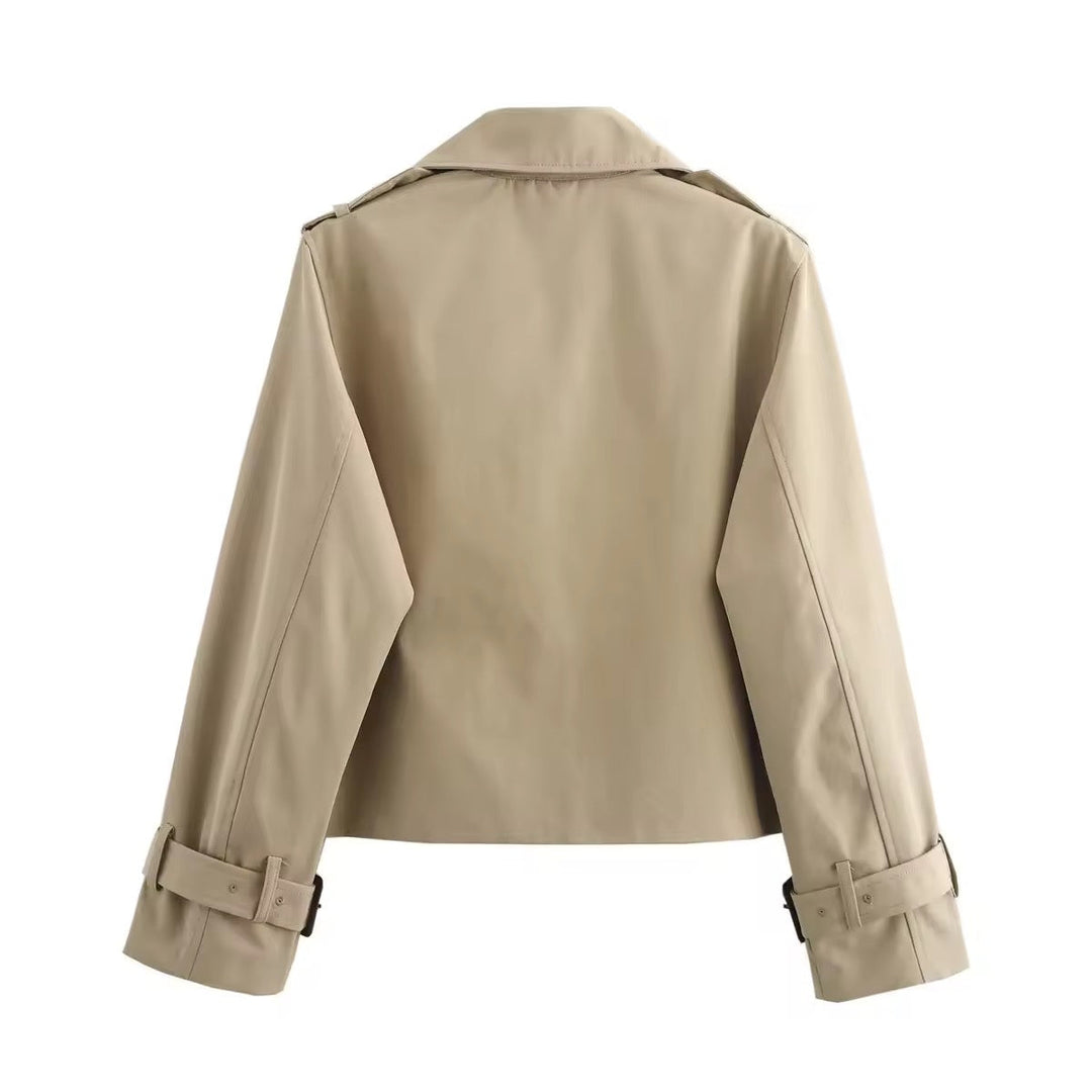 Elegant women's cropped trench coat. Chic seasonal outerwear with a comfortable fit, perfect for versatile fashion.