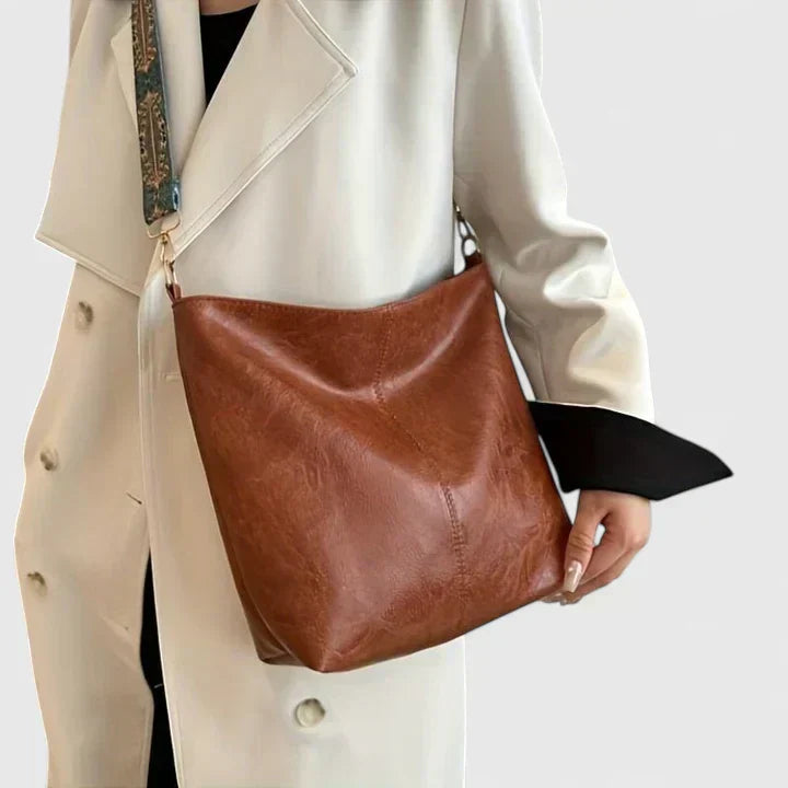 Fashionable women's tote bag, a versatile summer accessory with an adjustable shoulder strap.